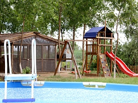 Детский бассейн и игровая площадка